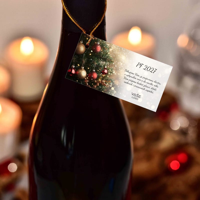 Visačka na víno Stromek a zlatý bokeh (N1034), 90 × 45 mm